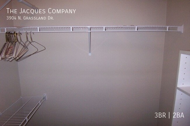 Building Photo - 3904 N Grassland Dr