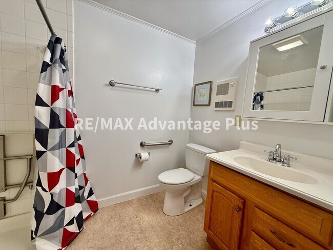 Building Photo - Very Spacious Home with 2 beds/2 baths and a bonus room, close to Charlotte Courthouse