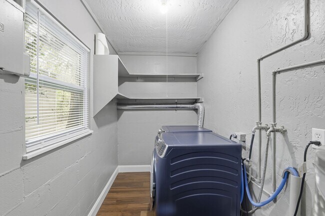 Building Photo - Beautiful, renovated 3 bedroom 1 bath home