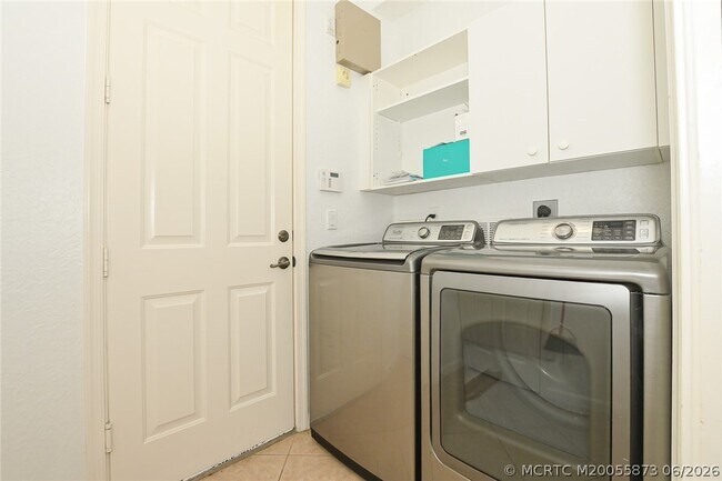 Building Photo - 2206 SW Cape Cod Dr