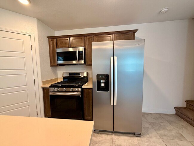 Building Photo - 3 BED 2.5 BATH 2 CAR GARAGE TOWNHOUSE WITH LOFT, COMMUNITY POOL & PARK!