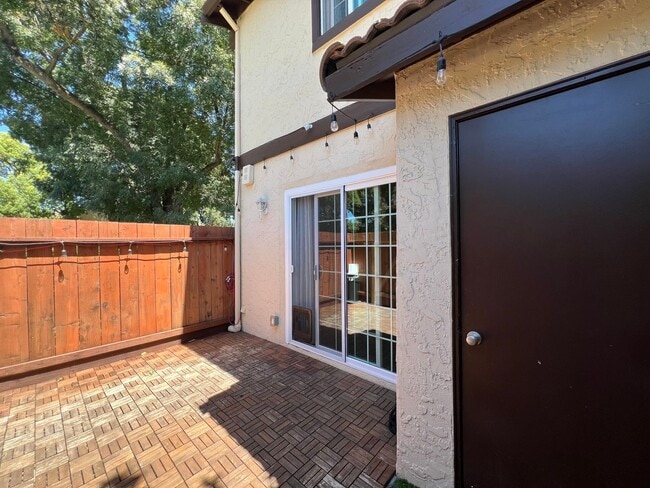 Building Photo - Charming Apartment in Gilroy