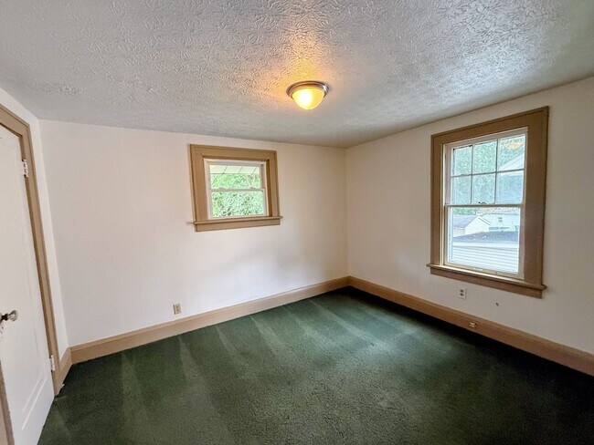 Building Photo - Four bedroom one bathroom home for rent