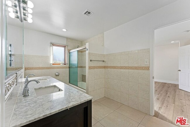 Building Photo - 15123 Greenleaf St