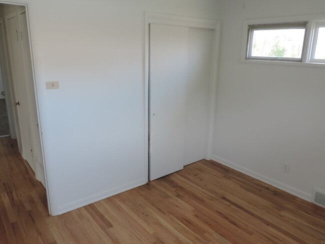 Building Photo - Brookridge Heights 2 Bedroom, 1 Bath Home ...