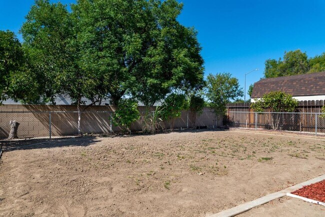 Building Photo - Beautiful 3 bedroom home in Clovis!
