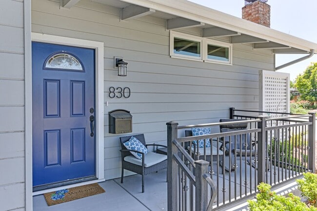 Building Photo - FULLY RENOVATED 3 BEDROOM, 2 BATHROOM IN E...