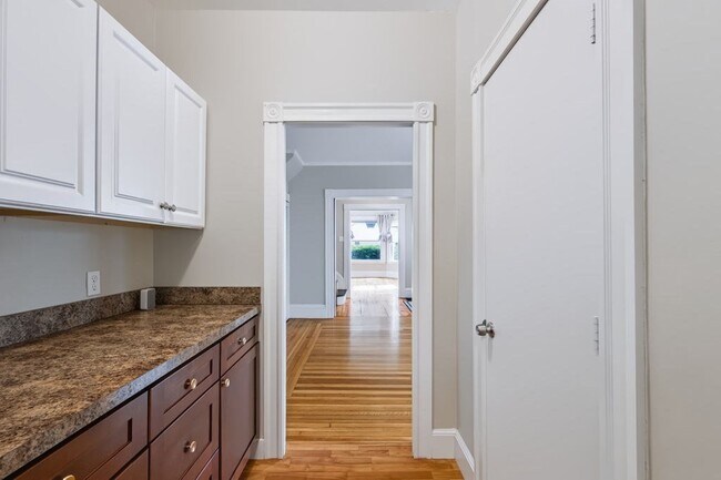 Building Photo - 37 Thorndike St