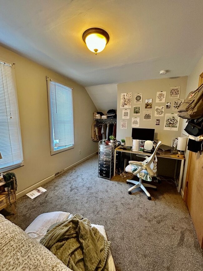 Building Photo - AVAILABLE JUNE- Gorgeous 4 Bed, 1 Bathroom Hillside Home!