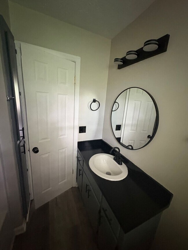 Building Photo - 2 Bedroom Townhome in Flowery Branch!