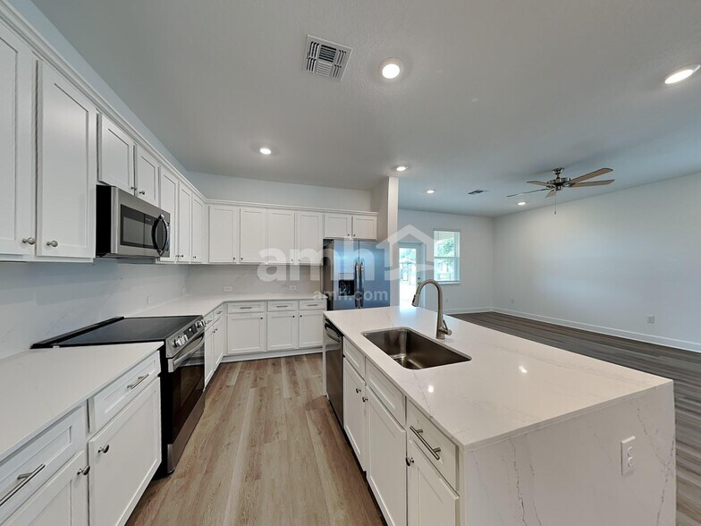 Building Photo - 3019 19th Ave W