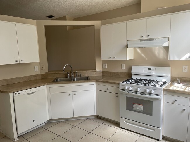 Building Photo - 3 bedroom, 2 bath conveniently located home!