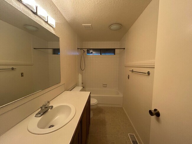 Building Photo - 5888 Shannon Ave