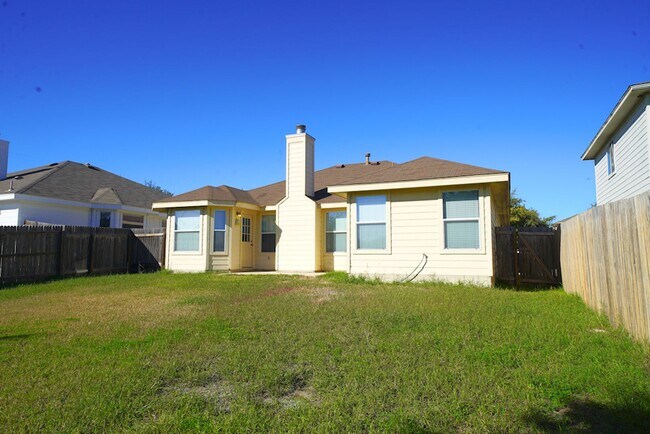 Building Photo - Beautifully Renovated Home Now Available in Converse.  Realtor Commission: $500