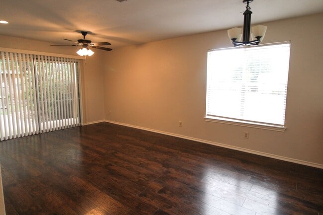 Building Photo - 945 Schertz Pkwy