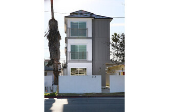 Building Photo - 215 N Hollywood Way