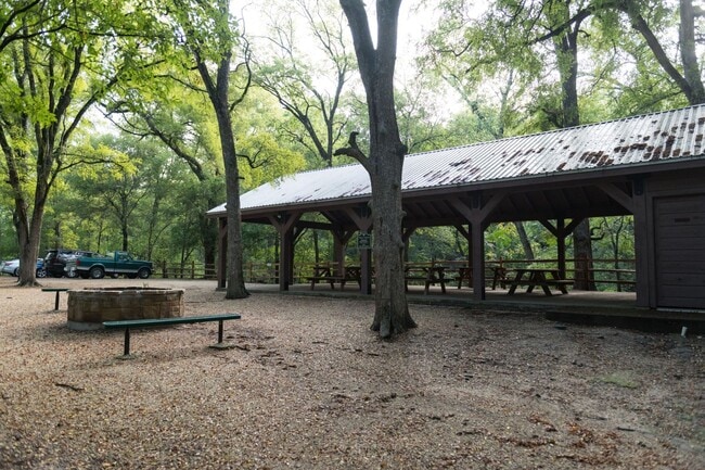 Building Photo - Gorgeous Three Creeks Home