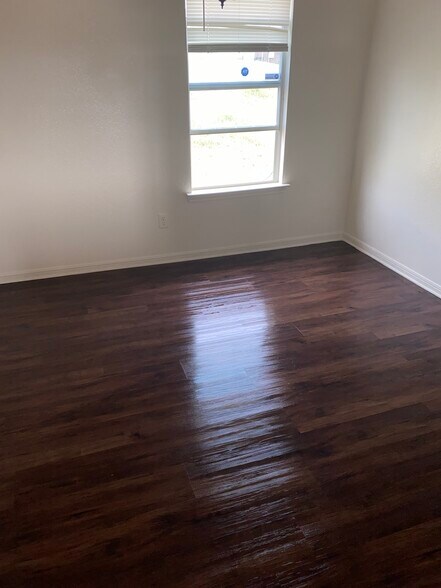 Building Photo - 416 Brittney Way