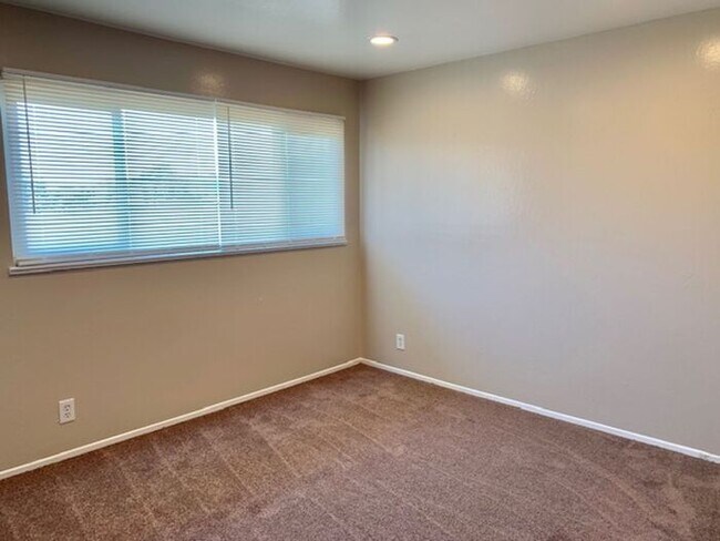 Building Photo - 4 bed 1.5 bath House in Richmond -- AVAILABLE NOW !!