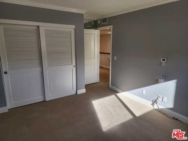 Building Photo - 1546 Palisades Dr