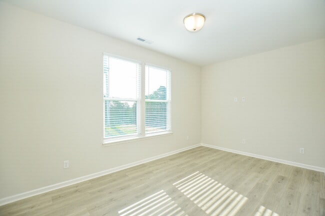 Building Photo - New Price | Brand-New 5 Bedroom Tega Cay Home with Flexible Lease Options