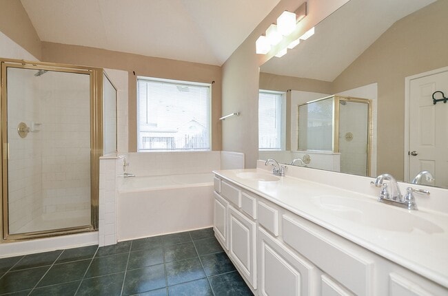 Building Photo - 20430 Drakewood Dr
