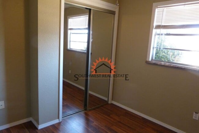 Building Photo - Cozy two bedrooms one bathroom apartment w...
