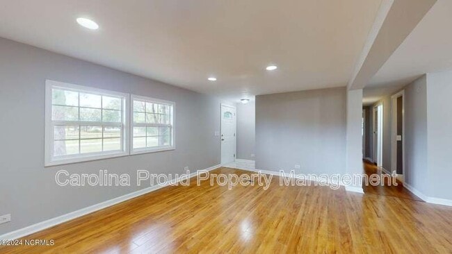 Building Photo - 741 Cindas Ln