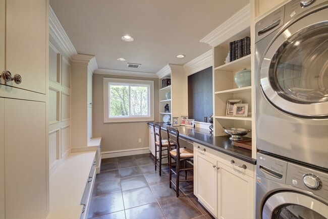 Building Photo - 5bd/4ba Medina Home