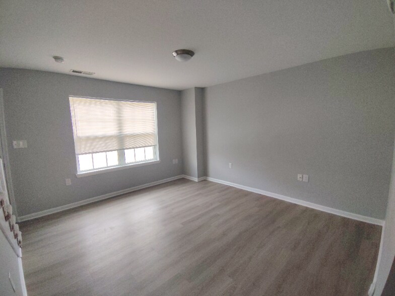 Building Photo - 70 Duiguid Dr