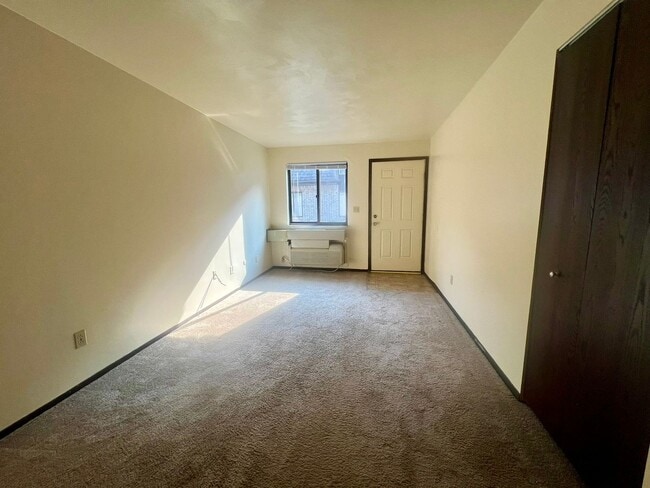 Building Photo - Charming One Bedroom Apartment! Lots of Na...