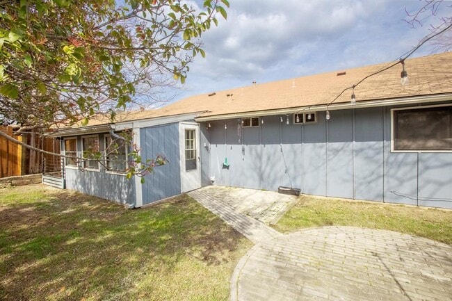 Building Photo - 1303 Barrington Dr