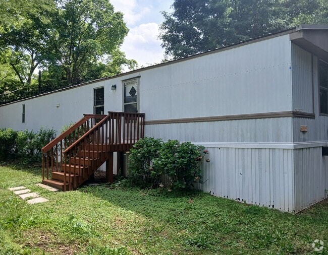 Building Photo - 107 Elm St