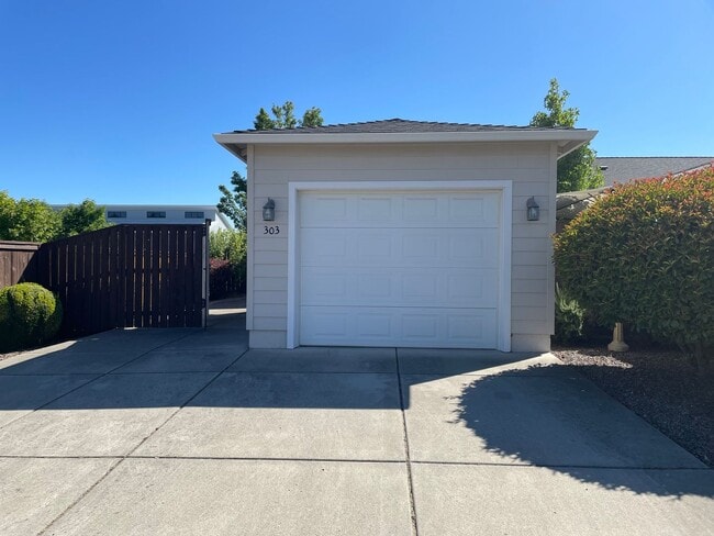 Building Photo - 55 Plus Community-1 Bedroom 1 Bath---Bonus Room/Office Space-Located in Friendly Central Point