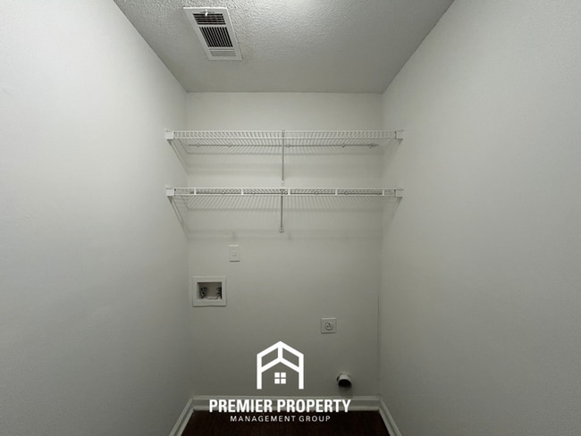 Building Photo - Cozy 3BR Home with Fireplace, Hardwood Floors & Fenced Yard in Memphis