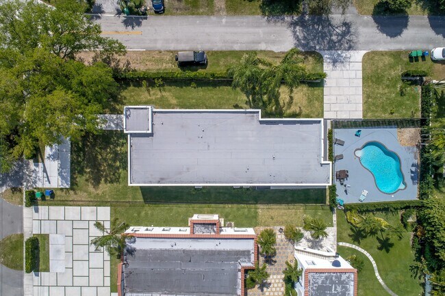 Building Photo - 5126 SW 57th Ave