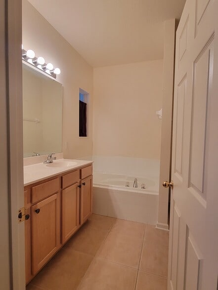 Master en-suite w/tub - 221 Victoria Commons Blvd