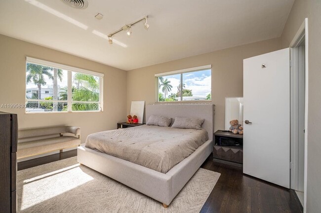 Building Photo - 9520 E Broadview Dr