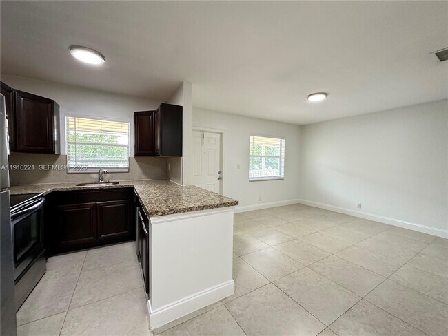 Building Photo - 2640 NE 8th Ave