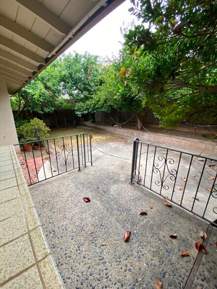Building Photo - 10163 Riedel Pl