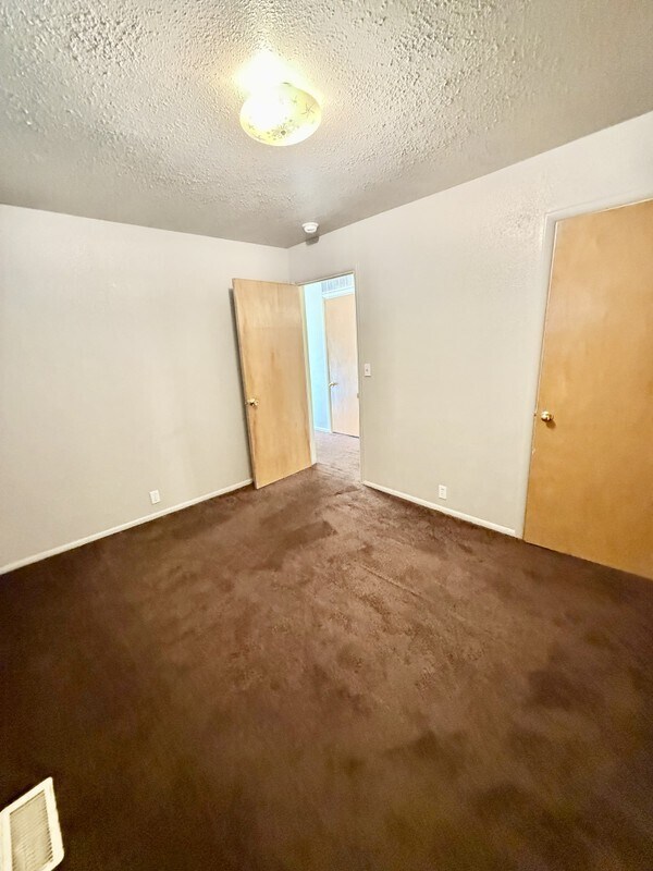 Building Photo - 180 N 200 W St