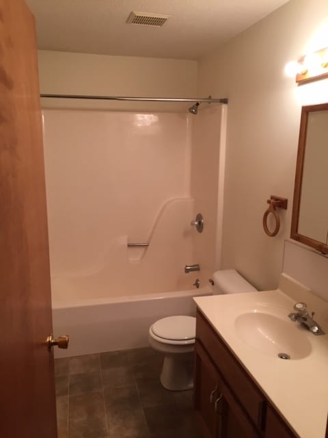 Building Photo - AVAILABLE NOW!! 3 BEDROOM DUPLEX!