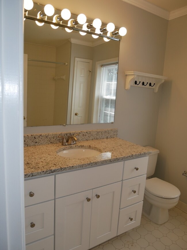 Building Photo - 4 Bedroom 3.5 Bath Corner Unit Townhouse o...