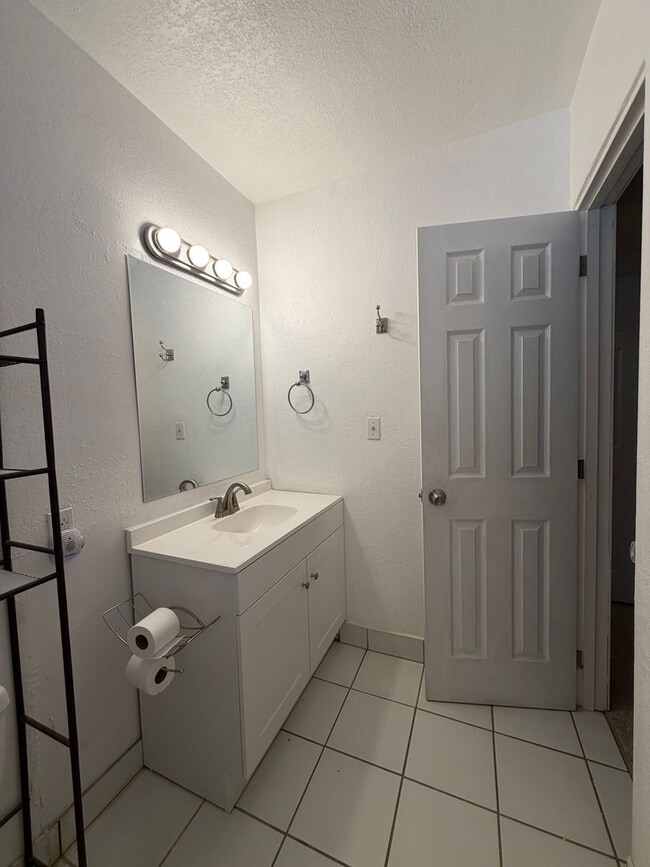 Building Photo - 3 Bedroom 2 Bathroom House on Corner Lot with 2 Car Garage Locate din Irwin Estates