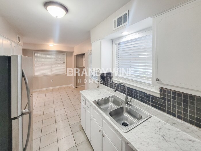 Building Photo - 3685 Naylor Dr