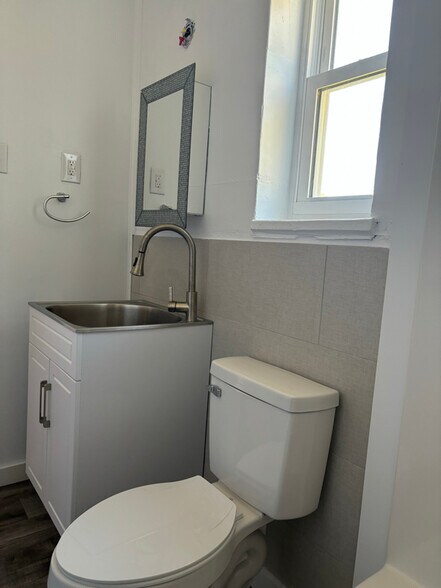 Building Photo - 601 N Main St