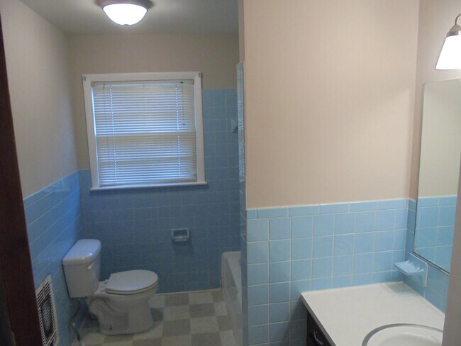 Building Photo - Cozy one level apartment with hardwood floors