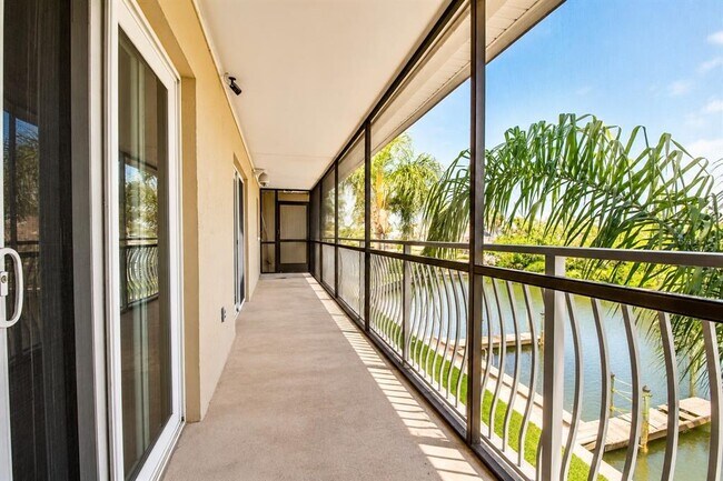 Building Photo - 8804 Bay Pointe Dr