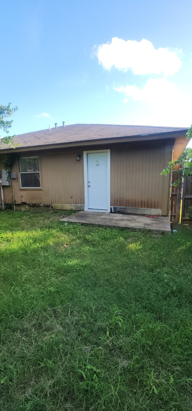 Building Photo - Charming 2 Bed/ 1 Bath Duplex with a Garag...