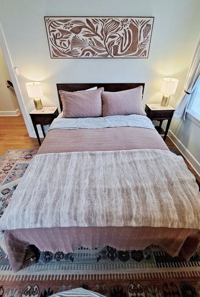 Building Photo - Fully Furnished 4 Bed / 1-1/2 Bath Single Family Home w/2 Car Garage